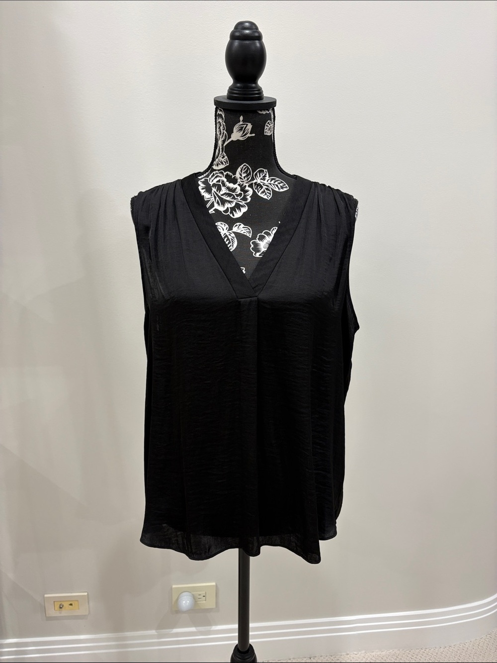 Vince Camuto Classic Black V-Neck Sleeveless Blouse Size Large